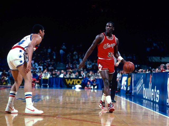 NBA efsanesi Michael Jordan'ın ayakkabıları 560 bin dolara satıldı