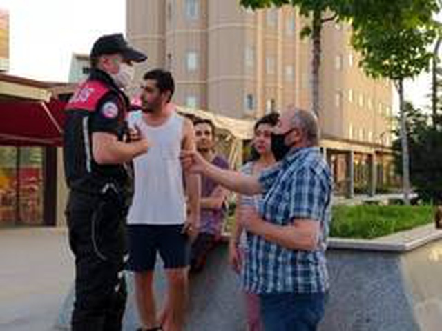 Alkollü şahıs, hem sokağa çıkma kısıtlamasını ihlal etti, hem de polise zorluk çıkardı