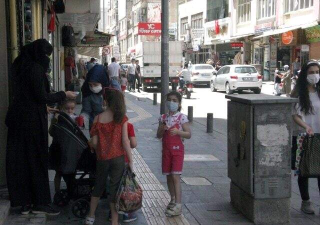 Kilis'te 14 yaş altına sokağa çıkma izni verilmesiyle sokağa çıkan aileler sosyal mesafe kuralını unuttu Kilis'te 14 yaş altına sokağa çıkma izni verilmesiyle sokağa çıkan aileler sosyal mesafe kuralını unuttu