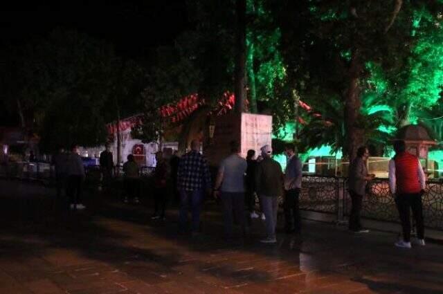 Sokağa çıkma yasağı biter bitmez Eyüpsultan Camii'ne koştular