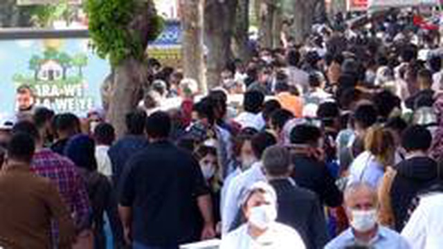 Van'daki bayram alışveriş yoğunluğu pes dedirtti! Sosyal mesafe kuralları hiçe sayıldı