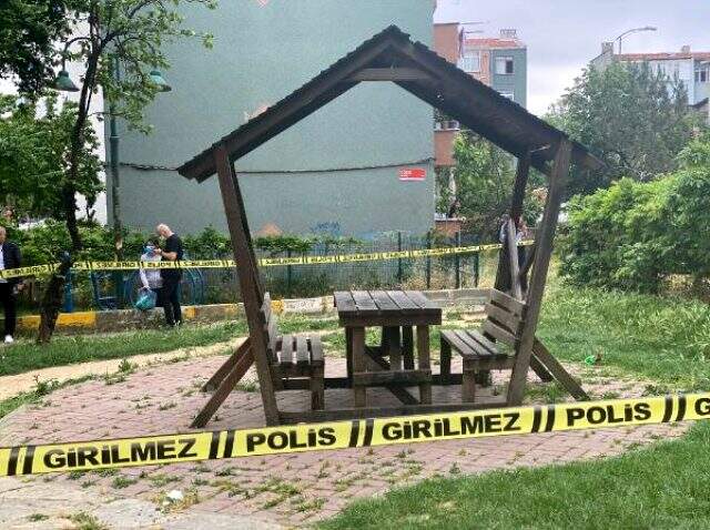 Ataşehir'de parkta baba oğlunu öldürdü, bankta oturup polislerin gelmesini bekledi Ataşehir'de parkta baba oğlunu öldürdü, bankta oturup polislerin gelmesini bekledi