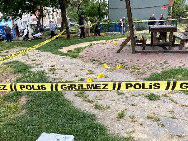 Ataşehir'de parkta baba oğlunu öldürdü, bankta oturup polislerin gelmesini bekledi Ataşehir'de parkta baba oğlunu öldürdü, bankta oturup polislerin gelmesini bekledi