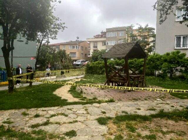 Ataşehir'de parkta baba oğlunu öldürdü, bankta oturup polislerin gelmesini bekledi Ataşehir'de parkta baba oğlunu öldürdü, bankta oturup polislerin gelmesini bekledi