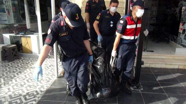 Yabancı uyruklu iki sevgili evde ölü bulundu! Bıraktıkları mektupta birlikte gömülmek istediklerini yazdılar Yabancı uyruklu iki sevgili evde ölü bulundu! Bıraktıkları mektupta birlikte gömülmek istediklerini yazdılar
