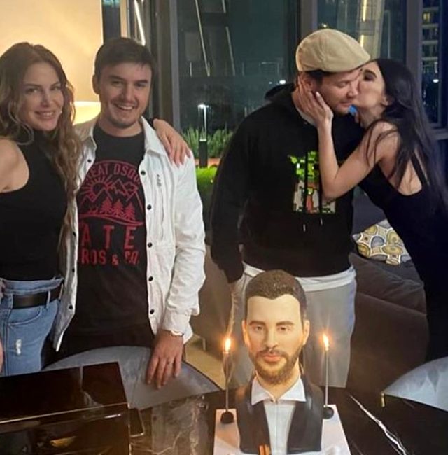 Yeni yaşını kutlayan Sinan Akçıl'ın büst şeklindeki pastası sosyal medyada gündem oldu