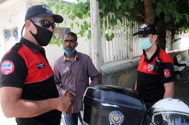 Dua kitabı satmaya çalışan bıçaklı zanlı, 'Satmıyorum ben okuyorum' dedi, ancak duayı okuyamadı Dua kitabı satmaya çalışan bıçaklı zanlı, 'Satmıyorum ben okuyorum' dedi, ancak duayı okuyamadı