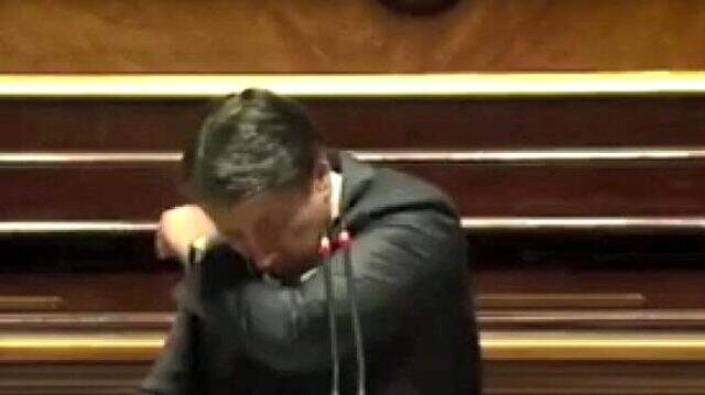 İtalya Başbakanı Conte, parlamentoda öksürük krizine girince maske tak diye tepki gösterildi