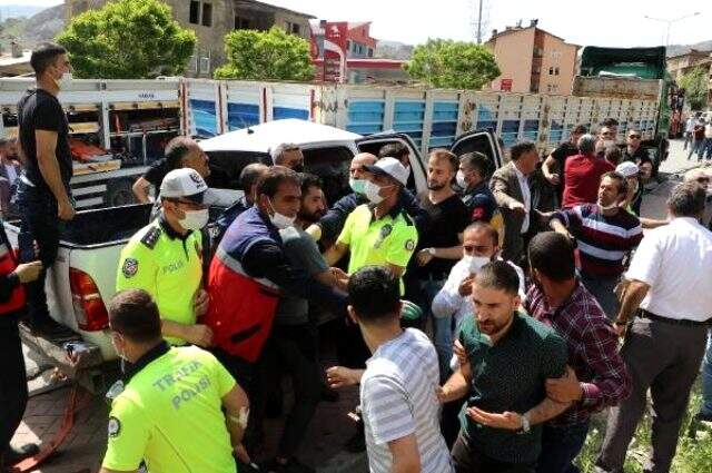 Kaza yerinde toplanan kalabalığı sosyal mesafe konusunda uyaran polis ekipleri saldırıya uğradı Kaza yerinde toplanan kalabalığı sosyal mesafe konusunda uyaran polis ekipleri saldırıya uğradı