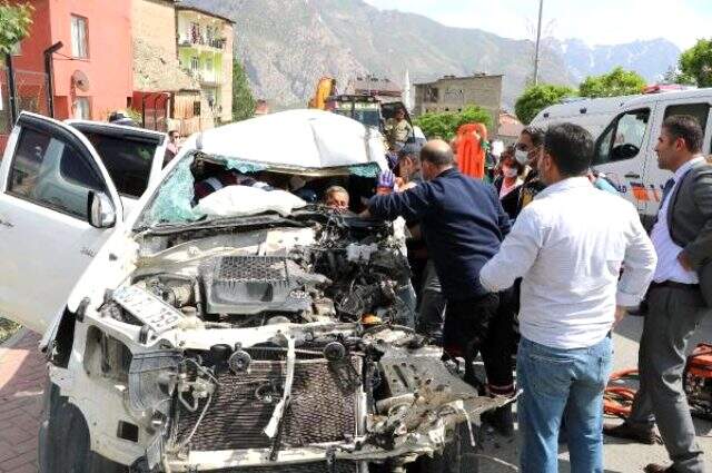 Kaza yerinde toplanan kalabalığı sosyal mesafe konusunda uyaran polis ekipleri saldırıya uğradı Kaza yerinde toplanan kalabalığı sosyal mesafe konusunda uyaran polis ekipleri saldırıya uğradı