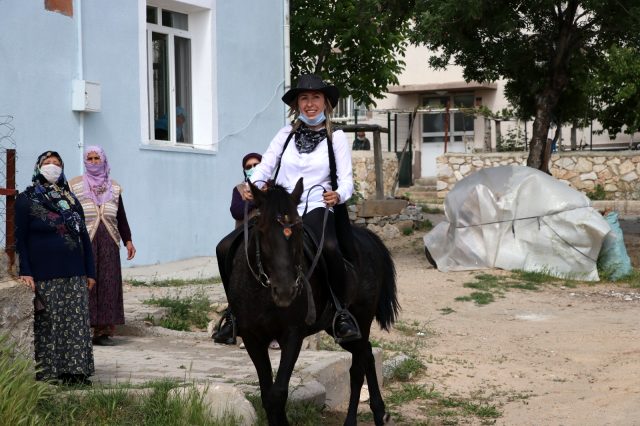 Mahallenin 'Kovboy Muhtarı' atıyla mahalleyi geziyor