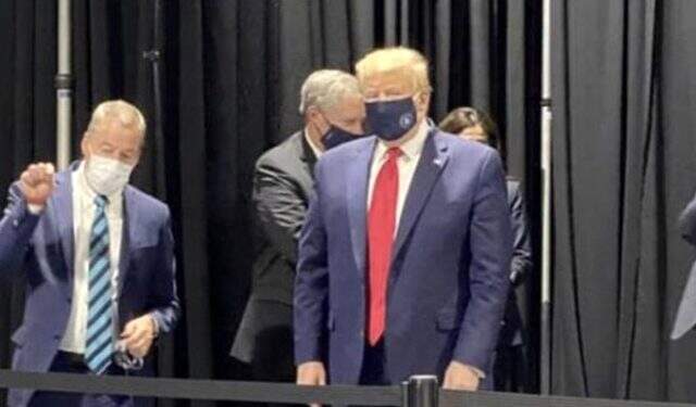 Maskesiz gezen Trump 'Basına beni maskeyle görme zevkini tattırmam' dese de maskeli görüntülendi Maskesiz gezen Trump 'Basına beni maskeyle görme zevkini tattırmam' dese de maskeli görüntülendi