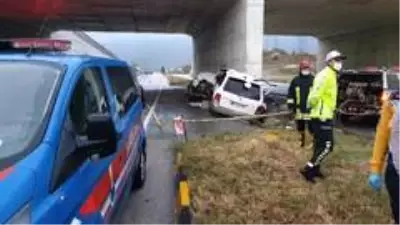 Kastamonu'da üst geçidin duvarına çarpan lüks cip, ikiye bölündü: 2 ölü, 1 yaralı