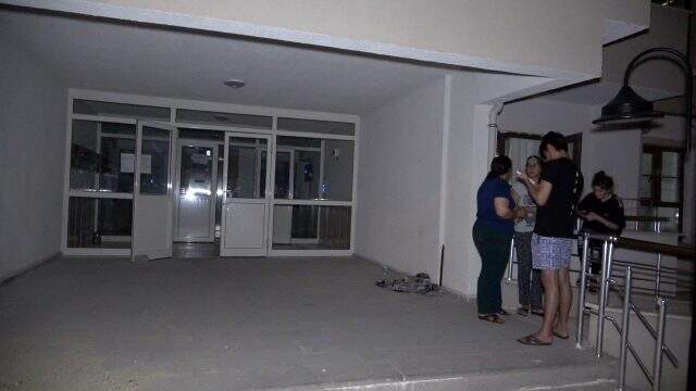 Gürültü yaptığı için şikayet edilen kadın, biber gazı sıkarak bina sakinlerini sokağa döktü Gürültü yaptığı için şikayet edilen kadın, biber gazı sıkarak bina sakinlerini sokağa döktü