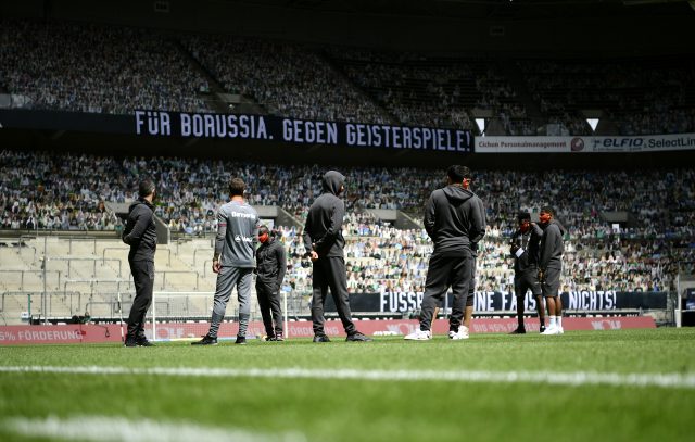 Mönchengladbach - Leverkusen maçında taraftarların kartondan fotoğrafları tribünlere yerleştirildi