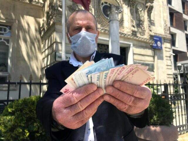 Beyoğlu'nda kedilere mama vermek için dışarı çıkan yaşlı adam, Faslılar tarafından gasp edildi Beyoğlu'nda kedilere mama vermek için dışarı çıkan yaşlı adam, Faslılar tarafından gasp edildi