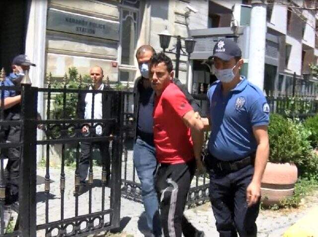 Beyoğlu'nda kedilere mama vermek için dışarı çıkan yaşlı adam, Faslılar tarafından gasp edildi Beyoğlu'nda kedilere mama vermek için dışarı çıkan yaşlı adam, Faslılar tarafından gasp edildi