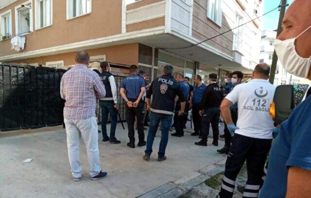 Edirne ve Tekirdağ'da sokağa çıkıp alkol alanlar polisle tartıştı: Bir polis yaralı Edirne ve Tekirdağ'da sokağa çıkıp alkol alanlar polisle tartıştı: Bir polis yaralı