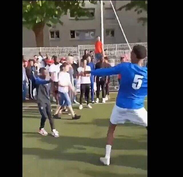 Fransa'nın Strasbourg kentinde oynanan yasa dışı maçı 400 kişi izledi, polis müdahale etti Fransa'nın Strasbourg kentinde oynanan yasa dışı maçı 400 kişi izledi, polis müdahale etti