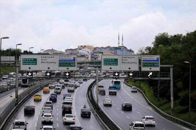 4 günlük yasak sonrası İstanbul'da akşam trafiği yoğunluğu yüzde 50'yi geçti 4 günlük yasak sonrası İstanbul'da akşam trafiği yoğunluğu yüzde 50'yi geçti