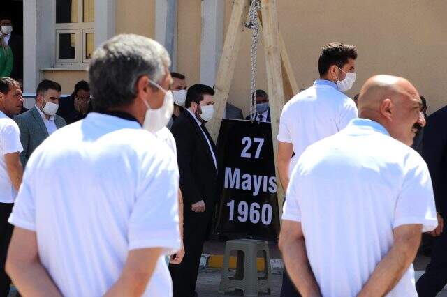 İlginç anma töreni! Bu kez darağacına darbeler asıldı İlginç anma töreni! Bu kez darağacına darbeler asıldı