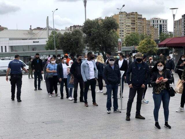 Ne yağmur dinlediler ne korona! AVM önünde metrelerce kuyruk oluştu