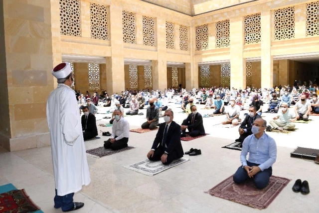 15 bin kişilik camide sosyal mesafe kısıtlaması nedeniyle 750 kişi ile cuma namazı kılındı