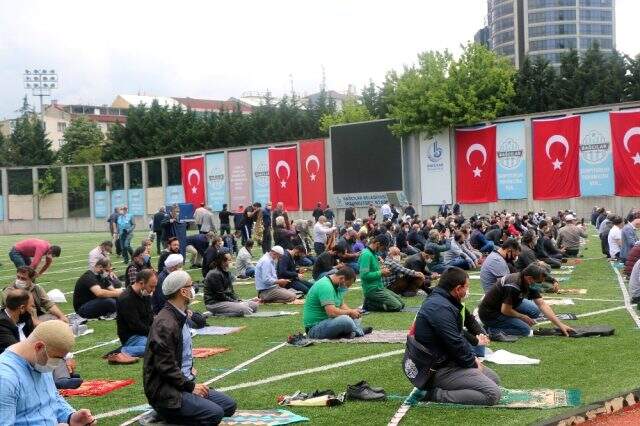 74 günün ardından ilk Cuma namazı maskelerle ve sosyal mesafeli kılındı 74 günün ardından ilk Cuma namazı maskelerle ve sosyal mesafeli kılındı