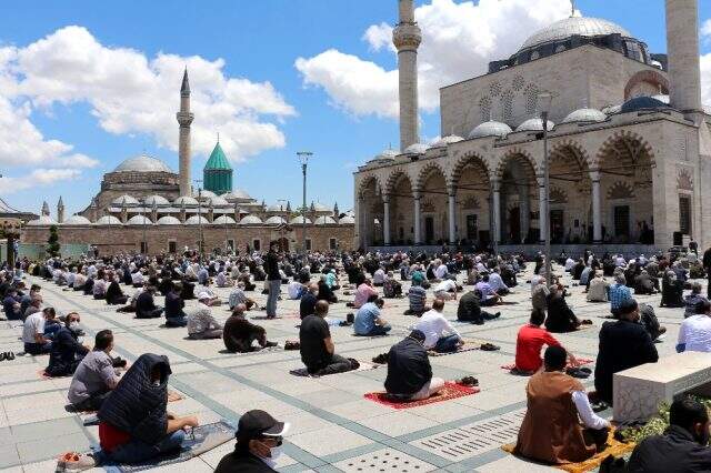 74 günün ardından ilk Cuma namazı maskelerle ve sosyal mesafeli kılındı 74 günün ardından ilk Cuma namazı maskelerle ve sosyal mesafeli kılındı