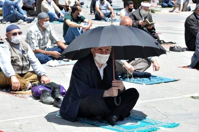 74 günün ardından ilk Cuma namazı maskelerle ve sosyal mesafeli kılındı 74 günün ardından ilk Cuma namazı maskelerle ve sosyal mesafeli kılındı