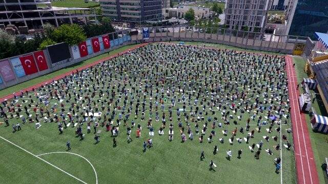 74 günün ardından ilk Cuma namazı maskelerle ve sosyal mesafeli kılındı 74 günün ardından ilk Cuma namazı maskelerle ve sosyal mesafeli kılındı