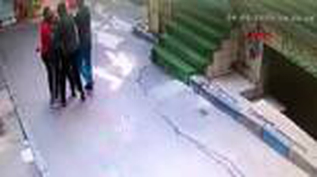 Bayram sabahı Beyoğlu'nda 3 Faslının yaşlı adamı gasp ettiği anın görüntüleri ortaya çıktı Bayram sabahı Beyoğlu'nda 3 Faslının yaşlı adamı gasp ettiği anın görüntüleri ortaya çıktı