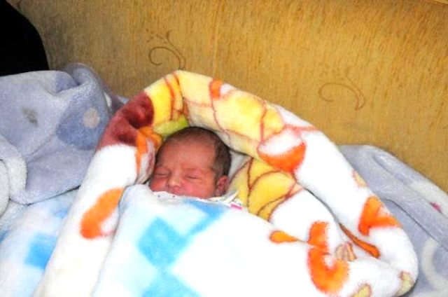 Hamile kadını aracından indirip bina merdiveninde doğum yapmasına sebep olan taksiciye ev hapsi verildi