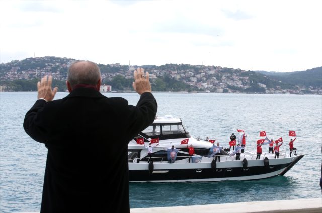 İstanbul'un Fethi'nin yıl dönümü etkinlikleri kapsamında Boğaz'dan geçen yelkenliler Cumhurbaşkanı'nı selamladı