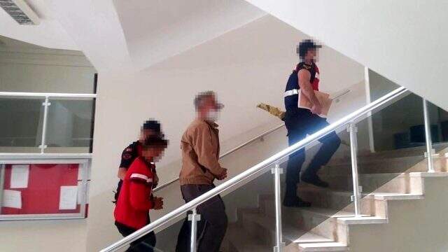 Jandarmaya silah doğrultup 'sıkıysa gelin alın' diyen 2 kişi gözaltına alındı Jandarmaya silah doğrultup 'sıkıysa gelin alın' diyen 2 kişi gözaltına alındı