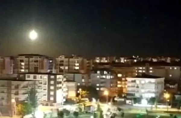 Meteor düşmesi olduğu sanılan doğa olayı, Batman'da böyle kameralara yansıdı