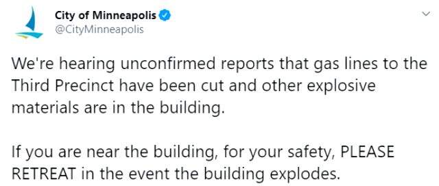 Siyahi Amerikalı Floyd'un öldürüldüğü Minneapolis'te göstericiler polis merkezini ateşe verdi Siyahi Amerikalı Floyd'un öldürüldüğü Minneapolis'te göstericiler polis merkezini ateşe verdi