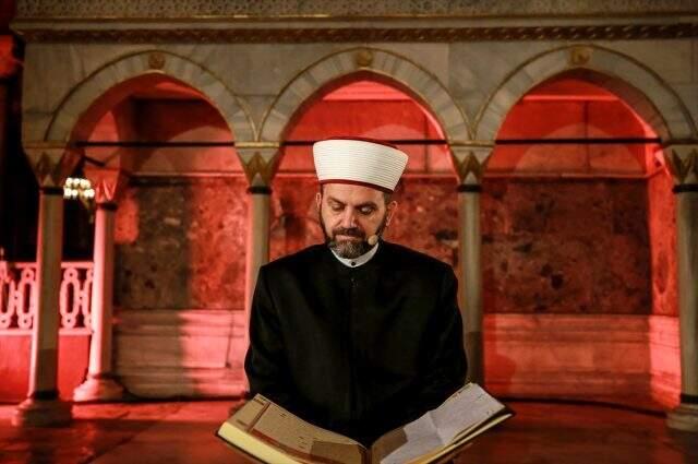 Son Dakika: İstanbul'un Fethi'nin 567. yılında Ayasofya'da Fetih Suresi okundu