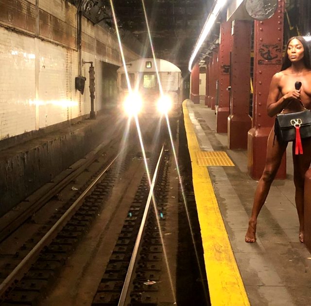 Naomi Campbell, metroda çıplak poz verdi