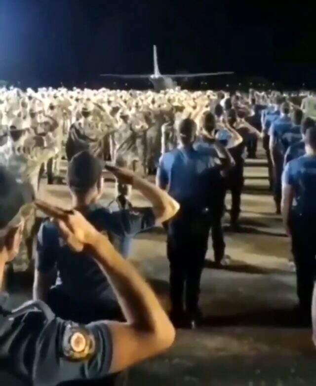 Diyarbakır'da şehit edilen polis memuru Atakan Arslan'ı arkadaşları tekbirlerle uğurladı