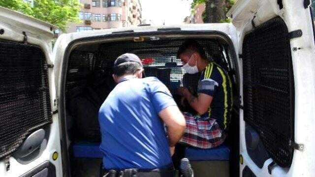 Kısıtlamayı ihlal ederek polisten kaçan genç, yakalanınca günleri karıştırdığını söyledi Kısıtlamayı ihlal ederek polisten kaçan genç, yakalanınca günleri karıştırdığını söyledi