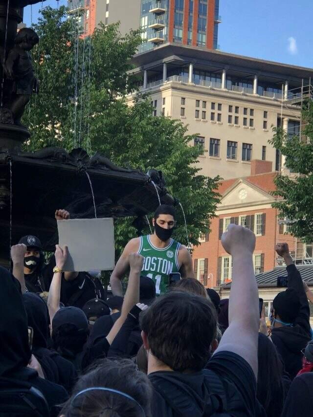 ABD'deki protestolara katılan FETÖ'cü Enes Kanter, 'I can't breathe' şeklinde slogan attı