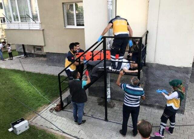 Apartmanın 7'nci katından düşen emekli, yaşamını yitirdi Apartmanın 7'nci katından düşen emekli, yaşamını yitirdi