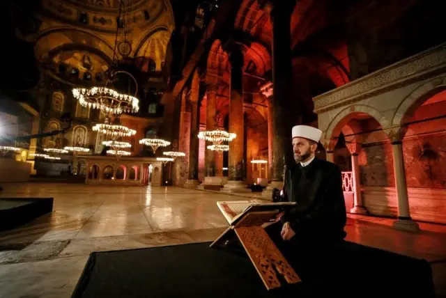 Ayasofya: Statüsüyle ilgili tartışmaların hiç bitmediği kutsal mekan