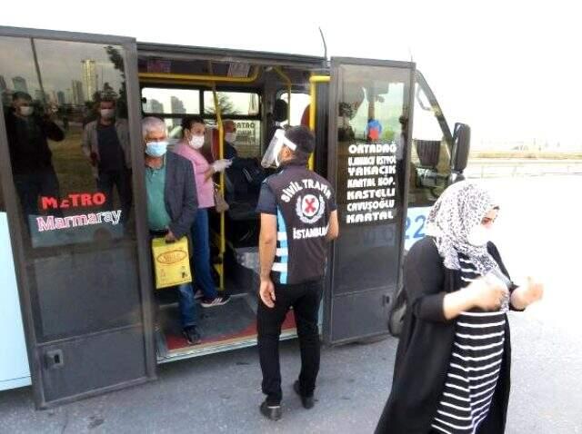 Kısıtlamaya uymayarak fazla yolcu alan minibüsün sürücüsü: Yolcular zorla biniyor