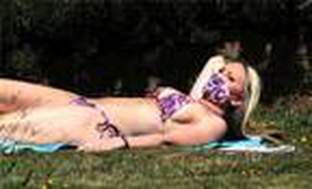 Maske ve bikini kombini