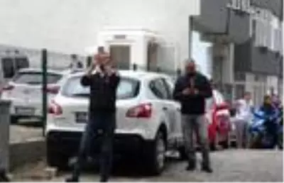 Sosyal mesafe kuralına unutup meraklı gözlerle intihar girişimini izlediler