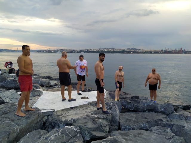 Yasakların kalkmasıyla sahile akın eden bir grup vatandaş denize girdi