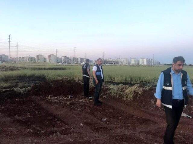 Yerleşim yerlerinin yanındaki tarım arazilerine 5 ton kimyasal atık döken özel bir şirketin şoförleri suçüstü yakalandı