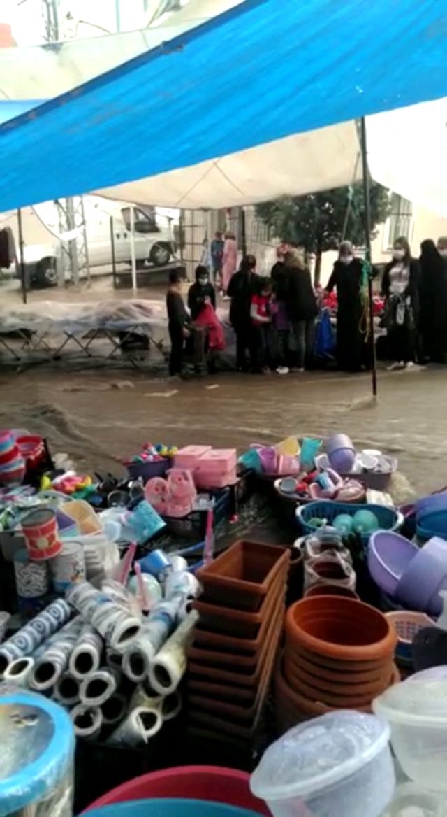 Arnavutköy'de semt pazarını su bastı